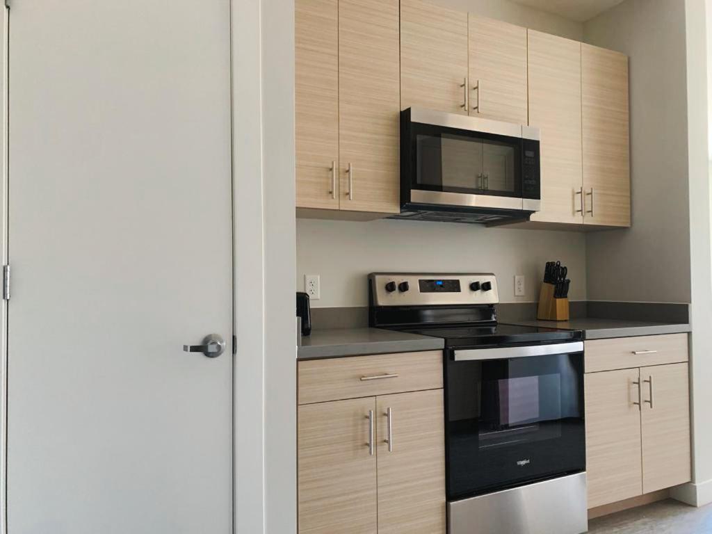 Sleepover Studio Apartments Дес Мойнс Екстериор снимка