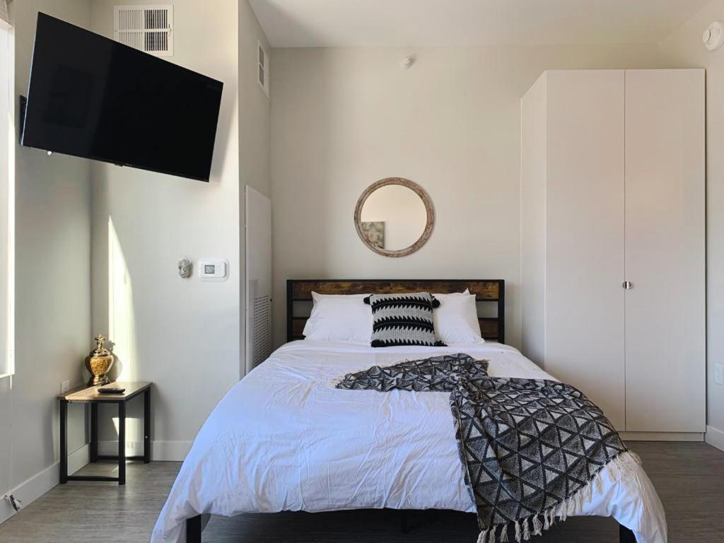 Sleepover Studio Apartments Дес Мойнс Екстериор снимка