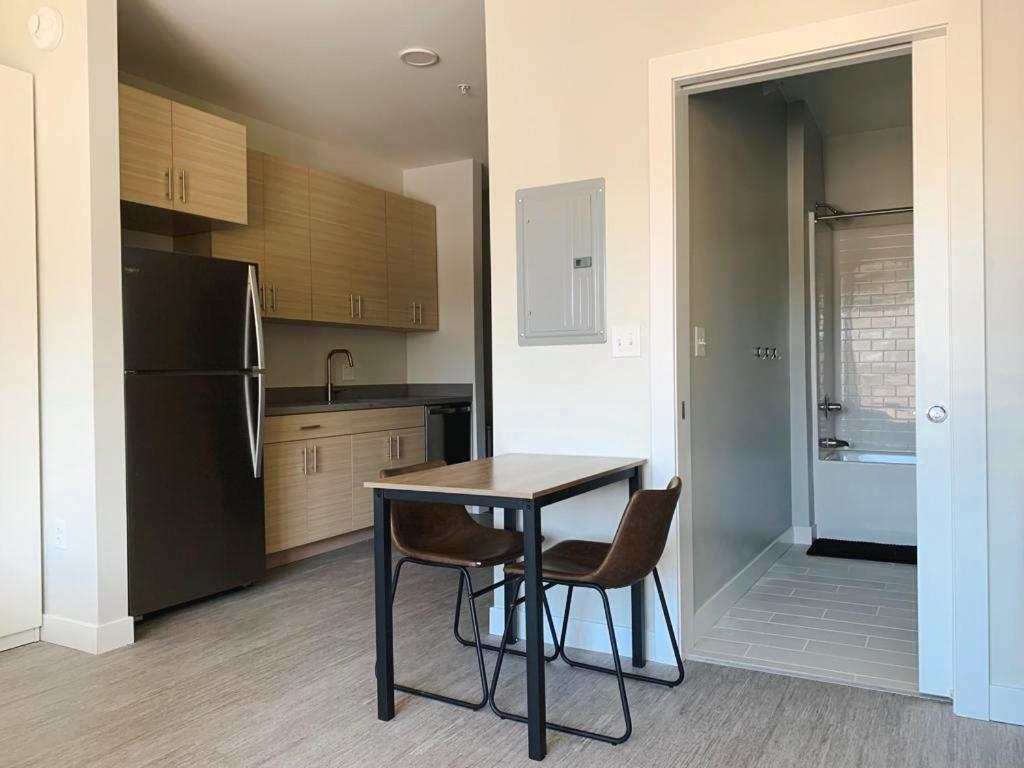 Sleepover Studio Apartments Дес Мойнс Екстериор снимка