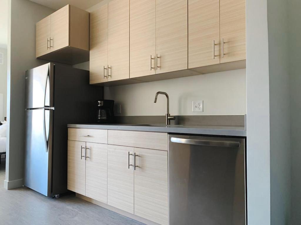 Sleepover Studio Apartments Дес Мойнс Екстериор снимка
