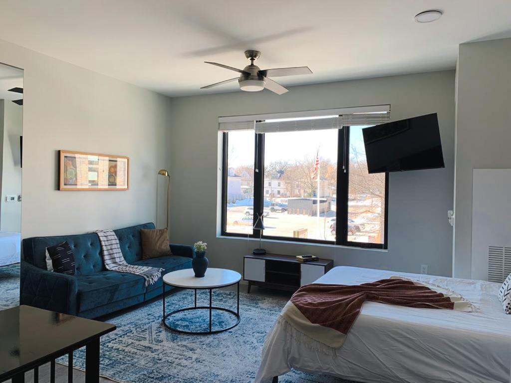 Sleepover Studio Apartments Дес Мойнс Екстериор снимка