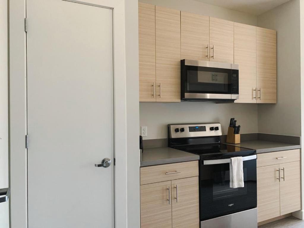 Sleepover Studio Apartments Дес Мойнс Екстериор снимка