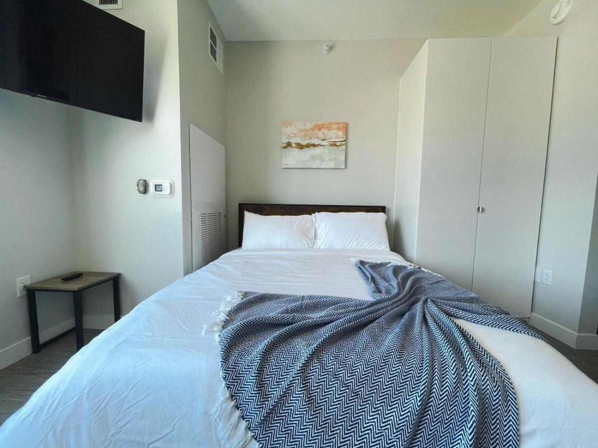 Sleepover Studio Apartments Дес Мойнс Екстериор снимка