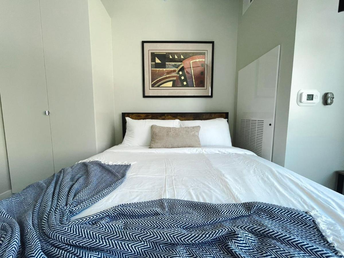 Sleepover Studio Apartments Дес Мойнс Екстериор снимка