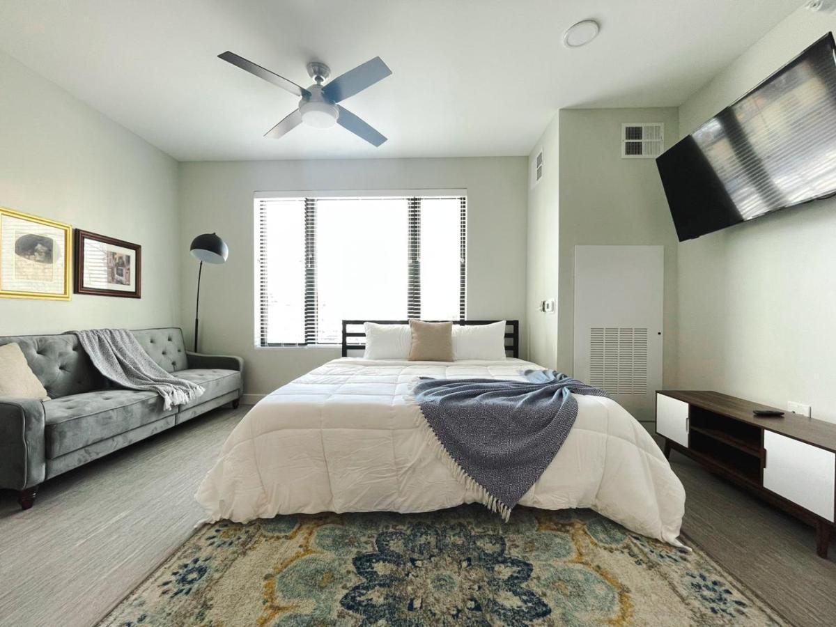 Sleepover Studio Apartments Дес Мойнс Екстериор снимка