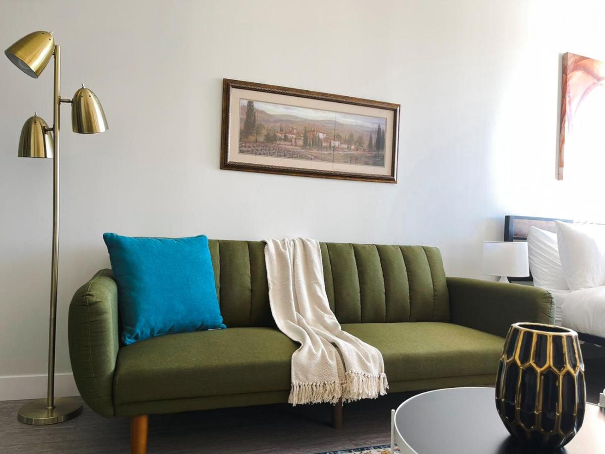 Sleepover Studio Apartments Дес Мойнс Екстериор снимка