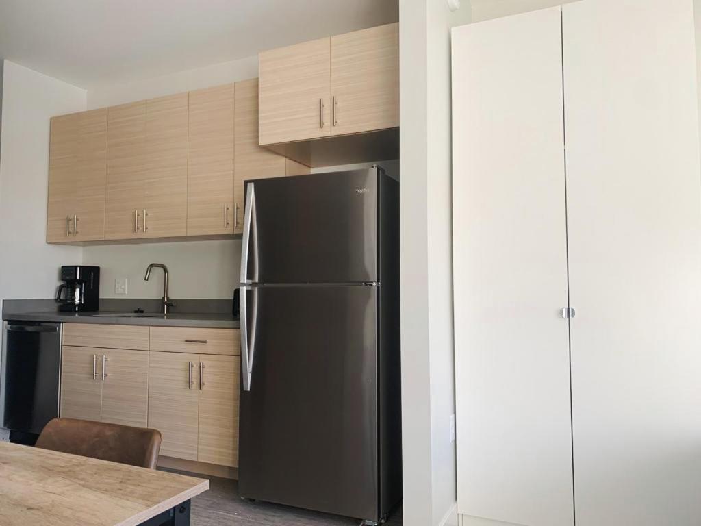 Sleepover Studio Apartments Дес Мойнс Екстериор снимка