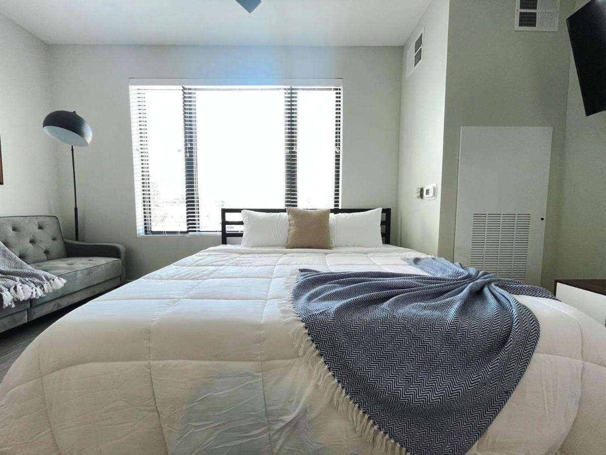 Sleepover Studio Apartments Дес Мойнс Екстериор снимка