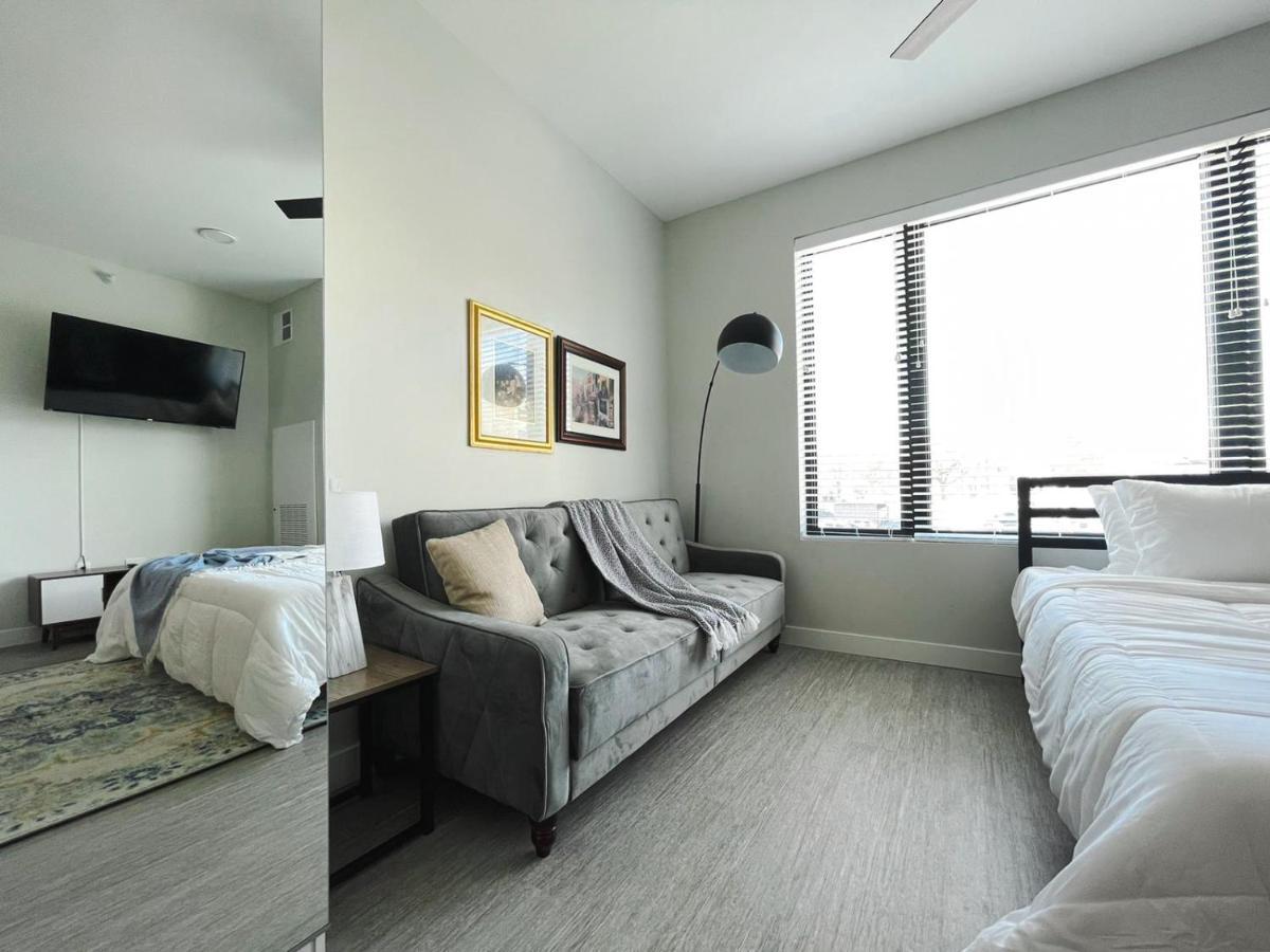 Sleepover Studio Apartments Дес Мойнс Екстериор снимка