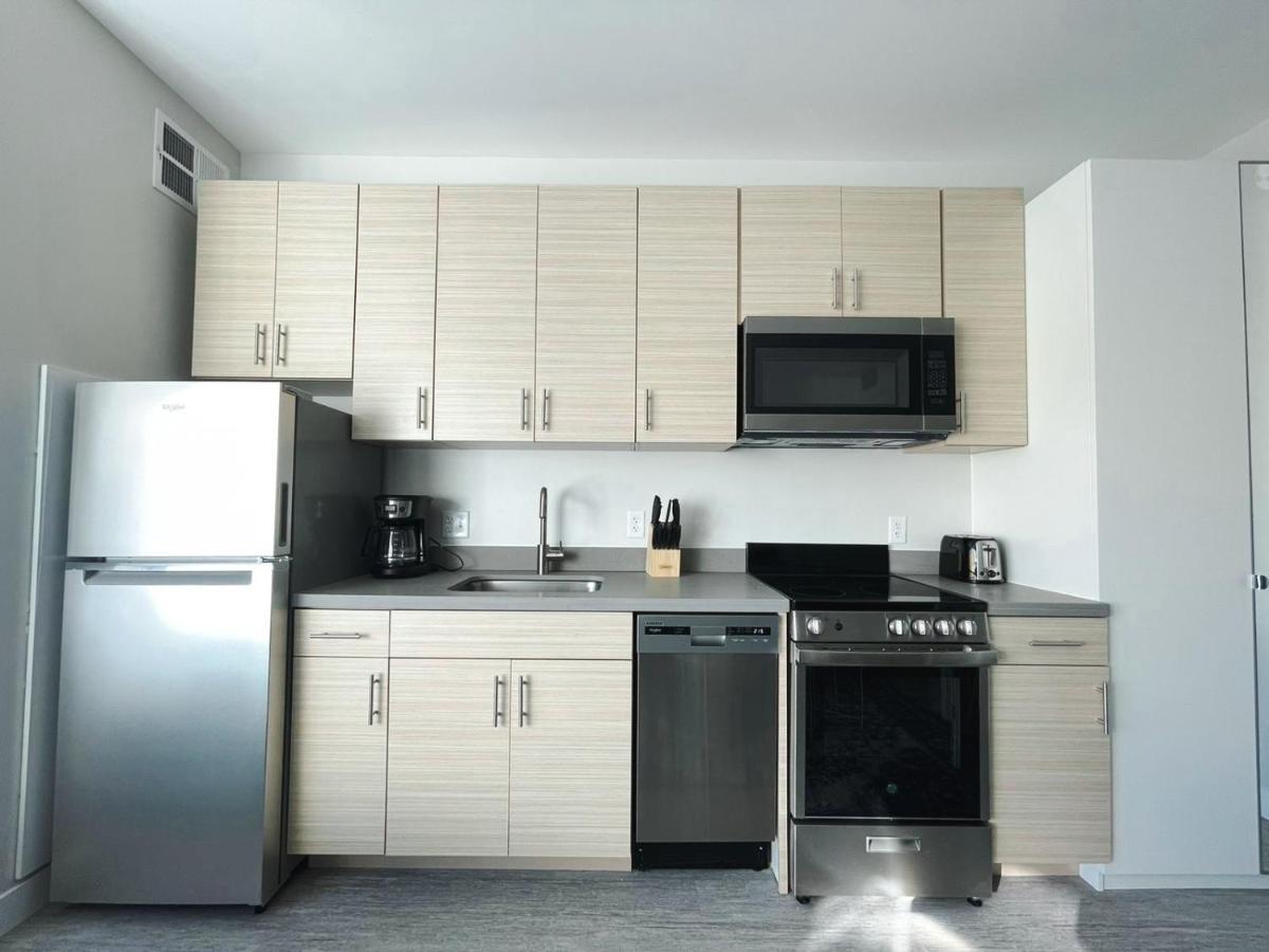 Sleepover Studio Apartments Дес Мойнс Екстериор снимка