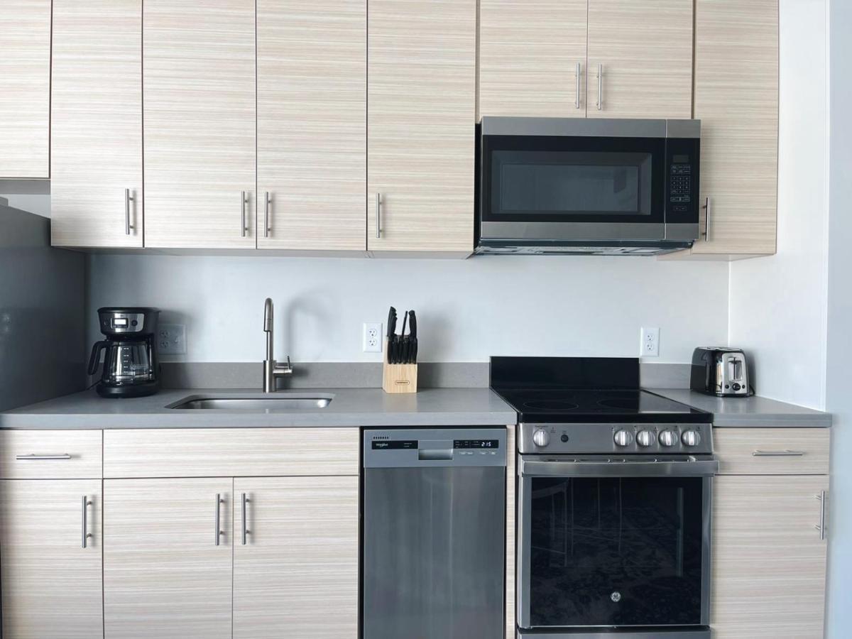 Sleepover Studio Apartments Дес Мойнс Екстериор снимка